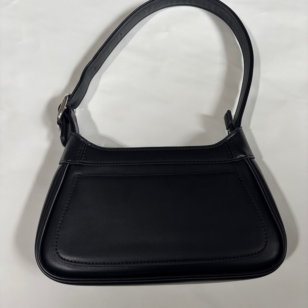 Minimalist Black Shoulder Bag with Sleek Silhouette